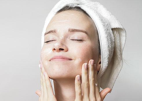 Limpieza facial para una piel cuidada y bonita